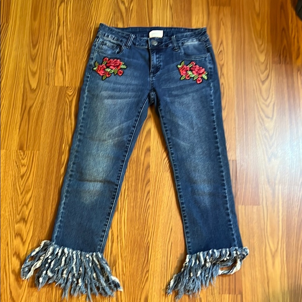 LITZ - Embroidered Fringe Hem Jeans